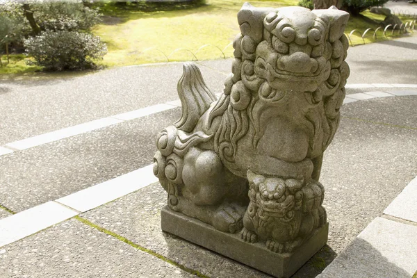Leone custode della pietra giapponese con scultura del cucciolo — Foto Stock