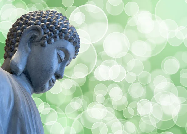 Бронзовый дзен-будда медитирует — стоковое фото