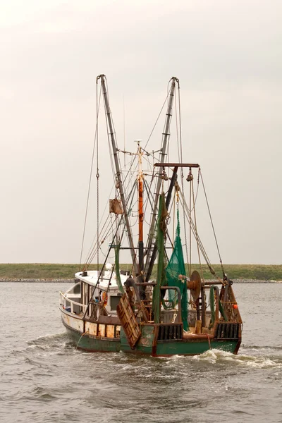 Fishing trawler op pamlico sound verticale — Stockfoto