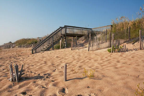 Scala in legno sopra una duna di sabbia — Foto Stock