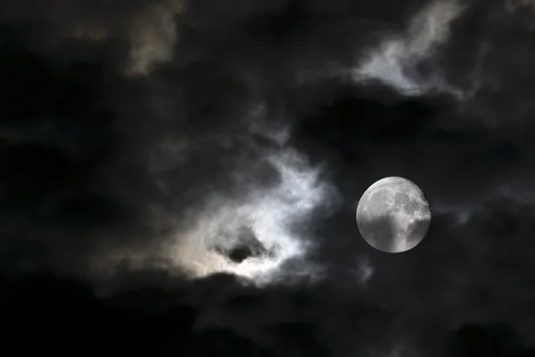Vórtice de misteriosas nuvens brancas e lua cheia — Fotografia de Stock