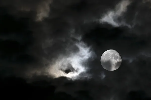Vórtice de espeluznantes nubes blancas y luna llena Fotos De Stock Sin Royalties Gratis