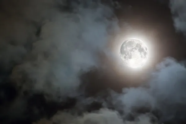 Pleine lune et nuages blancs la nuit — Photo