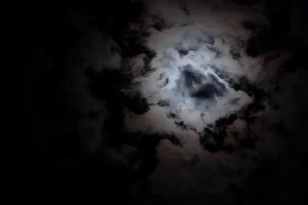 Unheimliche weiße Wolken in der Nacht — Stockfoto