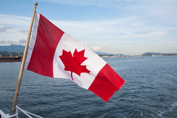 Bandeira canadense sobre uma baía — Fotografia de Stock