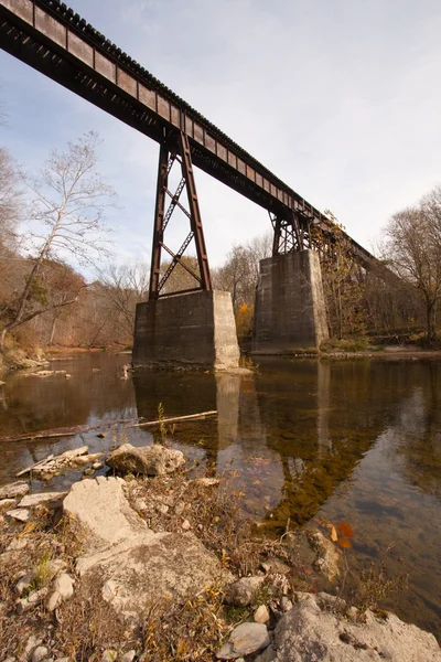 Alte Eisenbahnbrücke über einen Bach senkrecht — Stockfoto