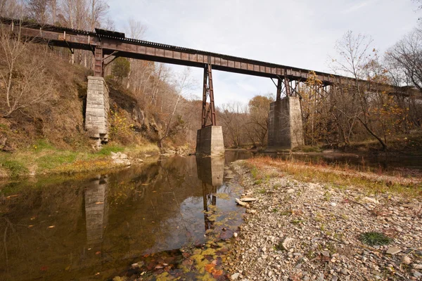 Ponte ferroviária velha sobre um riacho — Fotografia de Stock