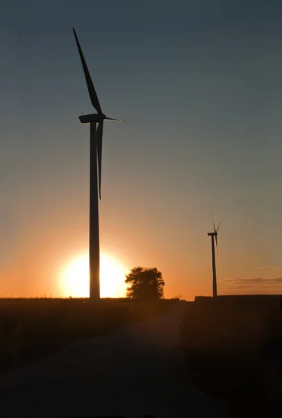 在印第安纳州在日落垂直风力发电机组 — 图库照片