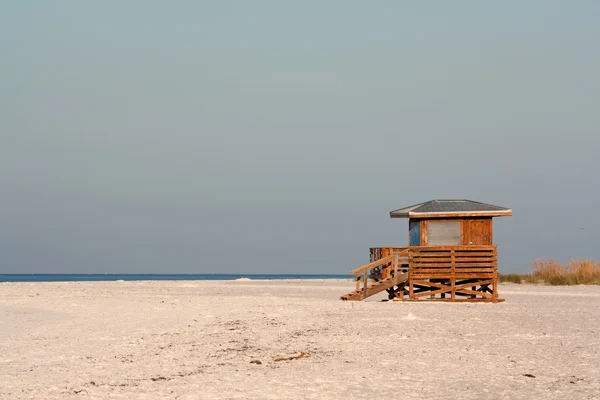 Badvakt station på lido beach på vintern — Stockfoto