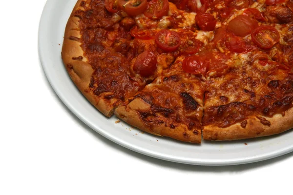 Pizza com tomates frescos em branco — Fotografia de Stock