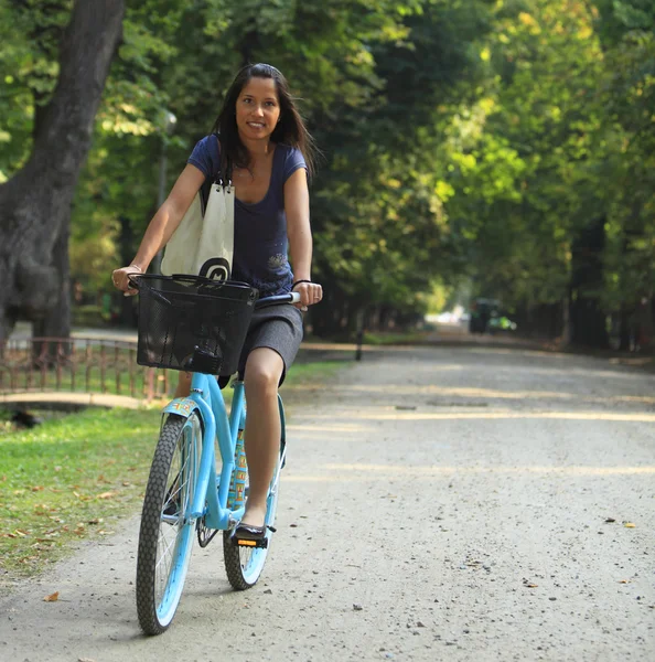 Vrouw rijden een fiets — Stockfoto