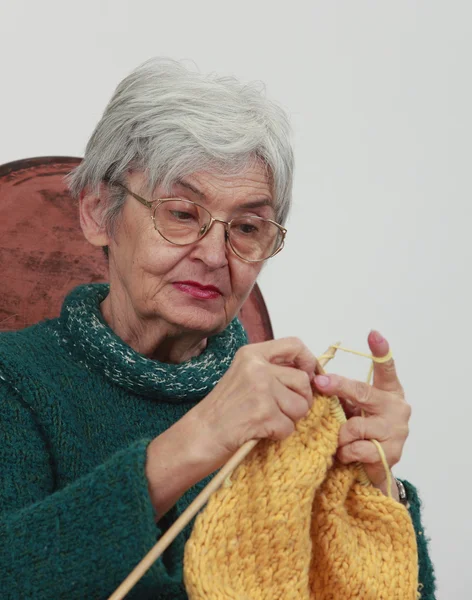Old woman knitting — Stock Photo, Image