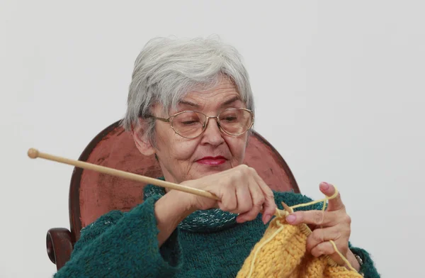 Old woman knitting — Stock Photo, Image
