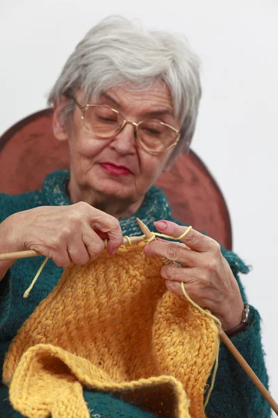 Vecchia donna a maglia — Foto Stock