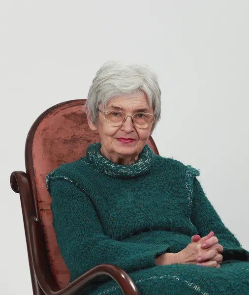 Portret Van Een Oude Vrouw Zitten Een Houten Schommelstoel Met — Stockfoto