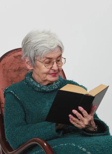 Oude vrouw lezen — Stockfoto