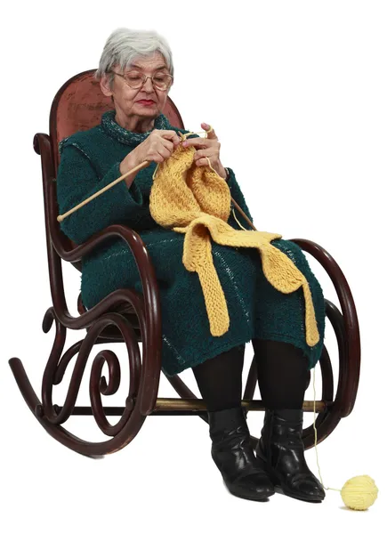 Стара жінка в'язання — стокове фото