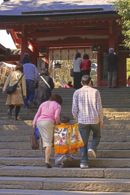 Shichi tarihlerinde Japonya'da Kasım başında bir çocuk Festivali san (7,5,3) gitmek (15) .7,5,3 yaşındaki eski çocuk velileri ve dua tapınağa gitmek
