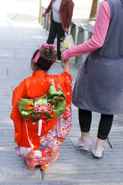 七五去圣 是一个于 月初在日本举行的儿童节日 年岁的孩子去庙里与他们的父母和祈祷 — 图库照片
