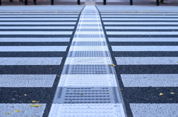 Perspectiva Muito Baixa Foco Seletivo Uma Travessia Pedestres Gerando Interessante — Fotografia de Stock