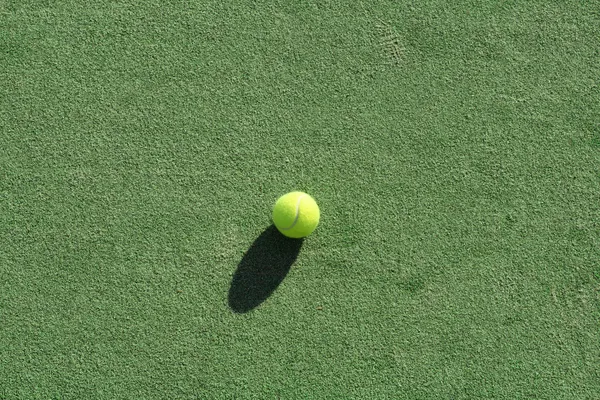 Tennis Ball Green Artificial Court Surface Natural Lighting Shadows — Stock Photo, Image