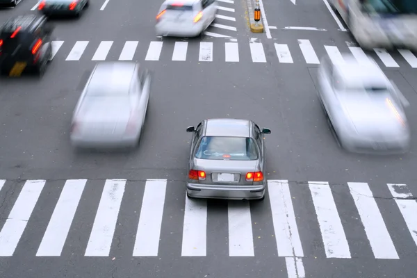 Bewegungsunschärfe Einiger Autos Verkehr Einem Zebrastreifen — Stockfoto