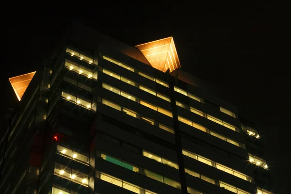 Natt Bild Kontorsbyggnad Med Ljus Inne — Stockfoto