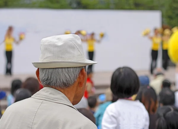Bir Sokak Gösterisi Zevk Şapkalı Yaşlı Adam — Stok fotoğraf