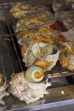 grill.this üzerinde bazı geleneksel istiridye kabukları görüntüdür belirli bir gıda ilkbahar ve sonbahar sırasında bazı alanlarda Japonya (matsushima da onlardan biri).