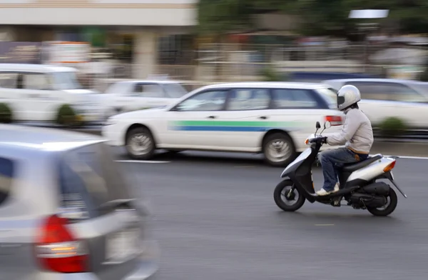 Скутер в умовах дорожнього руху — стокове фото
