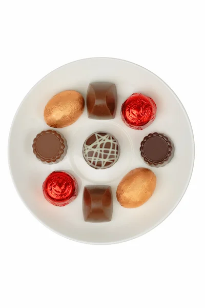 Veau Supérieur Quelques Chocolats Élégants Sur Une Assiette Blanche — Photo