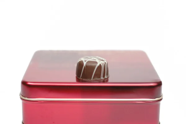 Trozo Chocolate Sobre Una Caja Roja Sobre Fondo Blanco — Foto de Stock