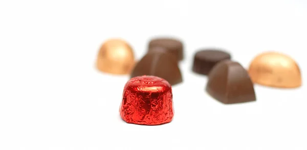 Beyaz arka plan üzerinde süslü çikolata — Stok fotoğraf