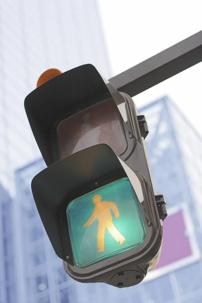Közlekedési lámpa egy városban — Stock Fotó