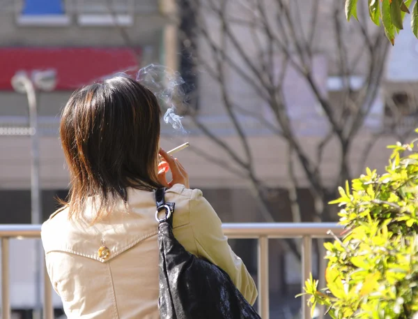 都市の喫煙者 — ストック写真