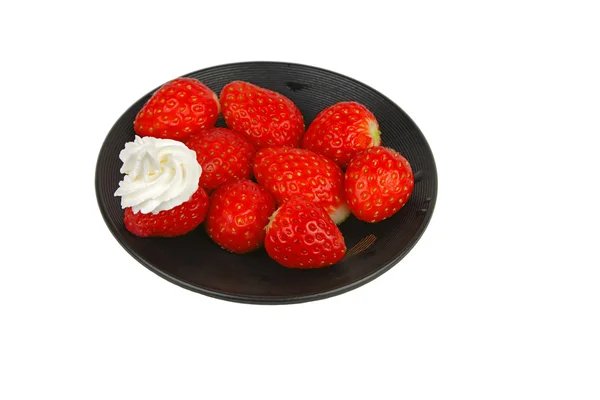 Φράουλες σε πιάτο — Φωτογραφία Αρχείου