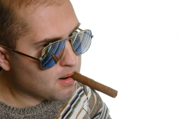 白い背景の上の手で煙草若い男は 葉巻を吸う — ストック写真