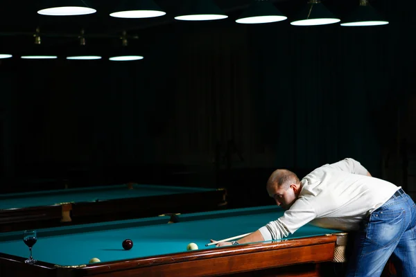 Young Man Plays Billiards Breaking Exhausting Spheres Billiard Pocket — Stock Photo, Image