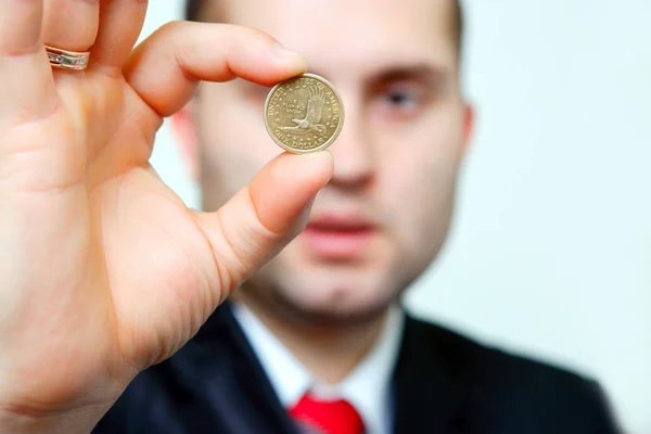 Молодий Бізнесмен Контролює Однодоларову Залізну Монету — стокове фото
