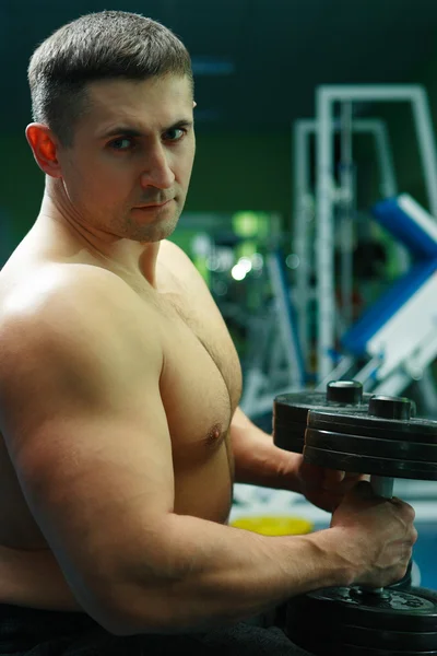 Iyi Kaslı Vücudu Olan Genç Bir Adam Pozlar Spor Vücut — Stok fotoğraf