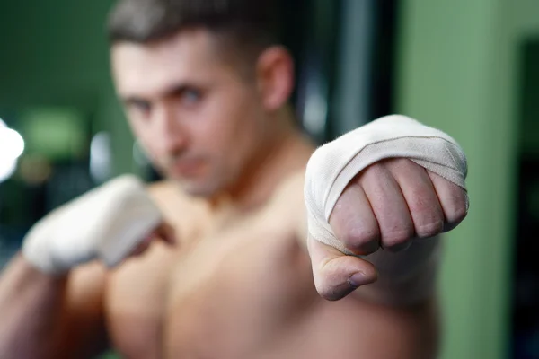 Молодий Спортсмен Займається Боксом Позує Залі Перед Грушею — стокове фото