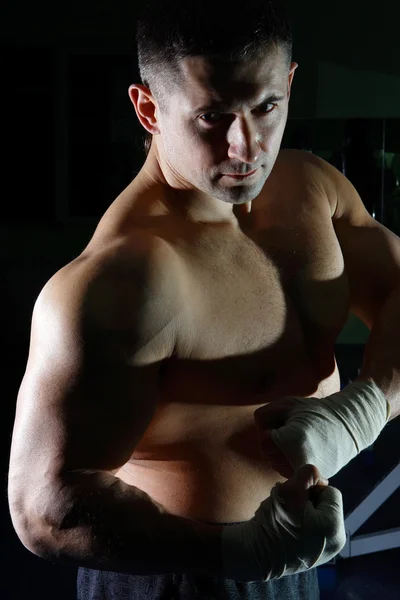 Юный Спортсмен Занимается Боксом Позирует Зале Перед Грушей — стоковое фото