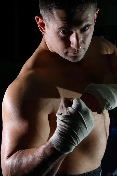 Юный Спортсмен Занимается Боксом Позирует Зале Перед Грушей — стоковое фото
