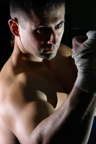 Jovem Esportista Envolve Boxe Posa Corredor Antes Uma Pêra — Fotografia de Stock