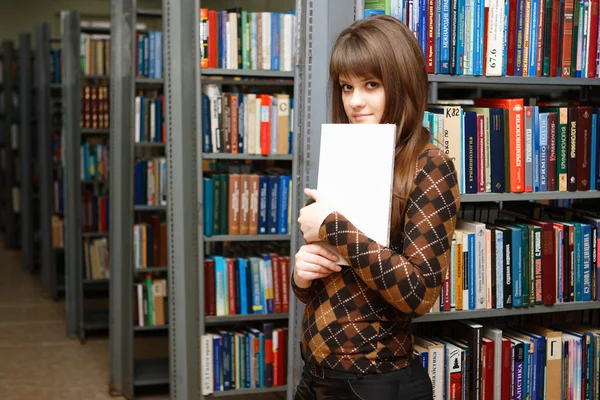 若い女の子 学生の読み書きにこうして笑顔の図書館で本を考慮 — ストック写真