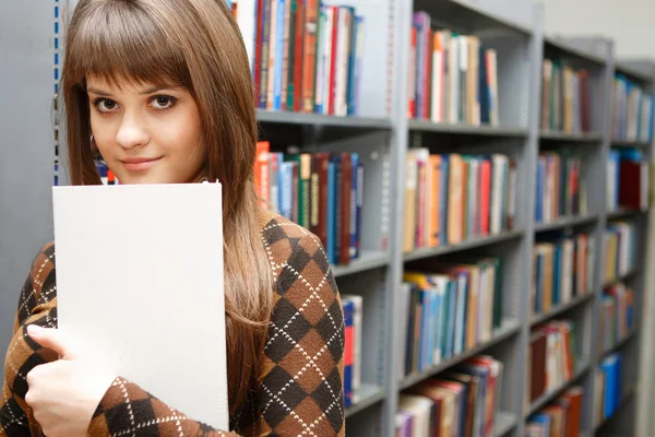 Menina Jovem Estudante Considera Livros Biblioteca Mesmo Tempo Sorri — Fotografia de Stock