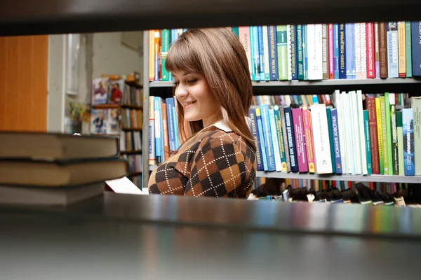 Menina Jovem Estudante Considera Livros Biblioteca Mesmo Tempo Sorri — Fotografia de Stock