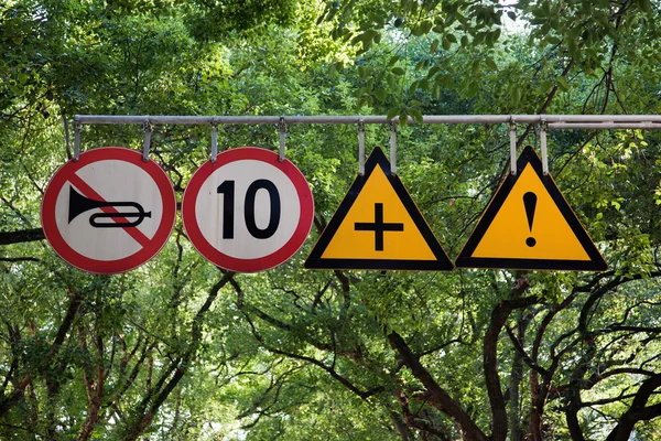 Quatro Sinais Estrada Com Aviso Limite Velocidade Parque Cidade Avenue — Fotografia de Stock