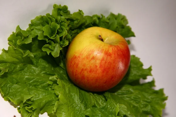 Apple на листя салату — стокове фото