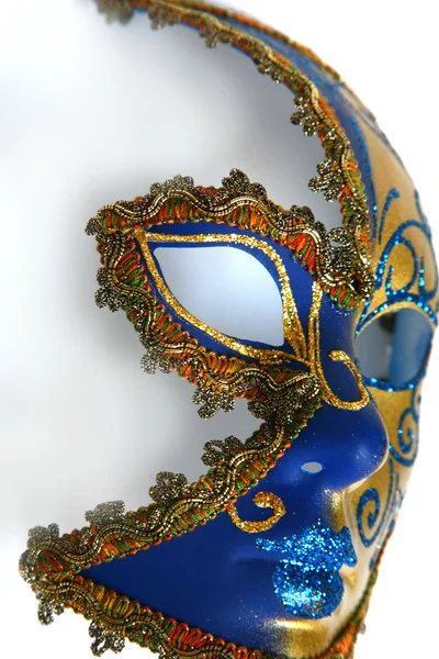 Χρυσή ενετική μπλε μάσκα σε ένα μεμονωμένο — Φωτογραφία Αρχείου